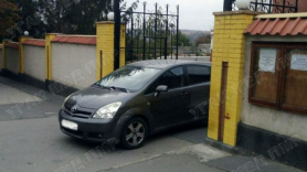 Un copil de 9 ani pe skateboarding lovit de un automobil, transportat la spital